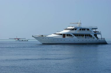 Bir tekne ve bir deniz uçağı.