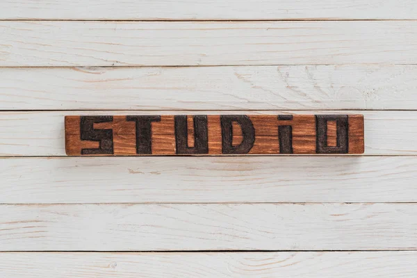 Beyaz ahşap desenli, doğal desenli el yapımı bir yazı stüdyosu. en üstteki görünüm