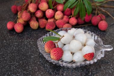 Çin meyve. Taze sulu lychee meyve bir cam tabakta. Soyulmuş lychee meyve.