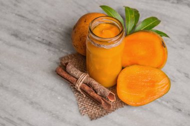 Mango ev yapımı reçel ile taze meyve ve dilim mango, beyaz misketi tarçın sopa.