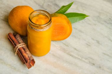 Mango ev yapımı reçel ile taze meyve ve dilim mango, beyaz misketi tarçın sopa.