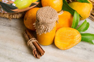 Mango ev yapımı reçel ile taze meyve ve dilim mango, beyaz misketi tarçın sopa.