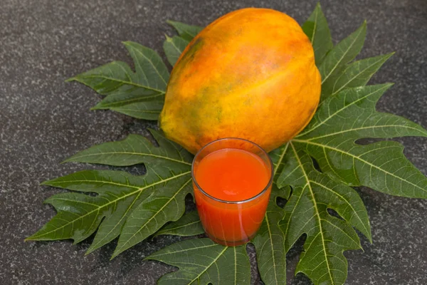 Fresh papaya juice in the glass with papaya fruits and leaf. — Stock Photo, Image