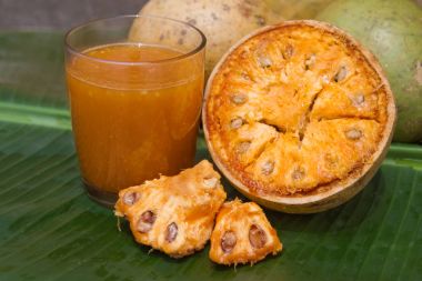 Beal meyve muz yaprak üzerinde. Beal meyve ikiye ayırmak. Beal meyve dilimleri.