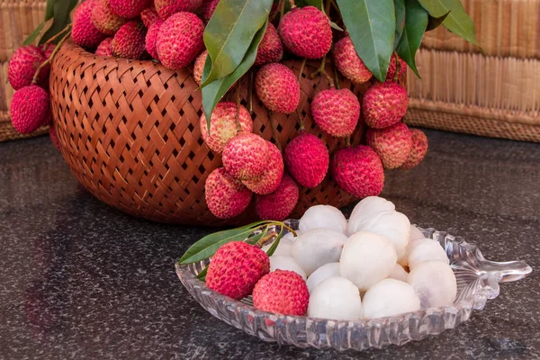 Čerstvé liči šťavnaté ovoce na skleněnou desku. Sladké ovoce organické leechee. — Stock fotografie