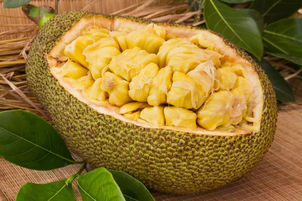 Verse rijpe nangka. Verse zoete nangka segment klaar voor eten. — Stockfoto