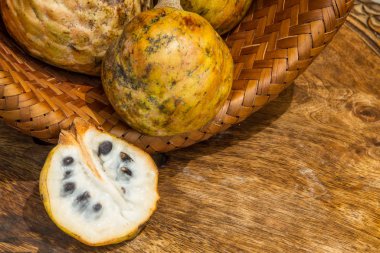 Annona pullu, şeker elma meyve. Bölünmüş yarım annona cherimola meyve.