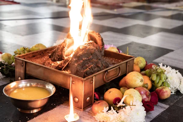 Предметы для индийского ритуала Яджны. Индийская ведическая церемония огня называется Пуджа. Ритуальный обряд, для многих религиозных и культурных праздников и событий в индийской традиции. Индуистская свадебная вива Ягья — стоковое фото