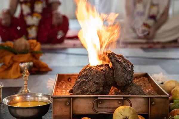 Индийский индуистский традиционный пуджа. Ведическая церемония огня называется Ягья. Индийская свадьба Вивы Ягьи. предметы для индийского ритуала Яджны. место традиционного ведического жертвоприношения ягьяшала — стоковое фото