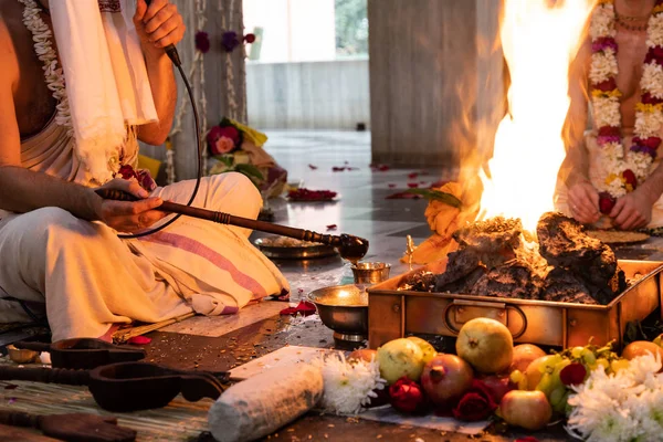 Indien hindou traditionnel Pooja. Cérémonie de feu védique appelée Yagya. Mariage indien de Vivah Yagya. articles pour le rituel indien Yajna. la place du sacrifice védique traditionnel yagyashala — Photo