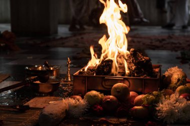 Hint Hindu Geleneksel Pooja. Yagya adında bir tören. Yagya 'nın Hint düğünü. Hint Yajna ayini için eşyalar. geleneksel Vedic kurbanlarının yeri yagyashala