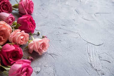 Gri arka planda bir buket pembe çiçek. Anneler Günü 'nde sıfır ziyan hediyesi. Kadınlar günü kartı. 8 Mart Mutlu Kadınlar Günü