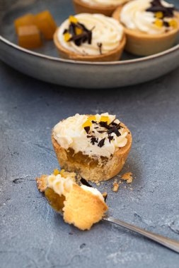 Ev yapımı kurabiye turtaları ya da çikolata parçacıklarıyla süslenmiş kremalı ve portakal reçelli kekler. Doğal tatlı konsepti. Sıcak çay partisi.