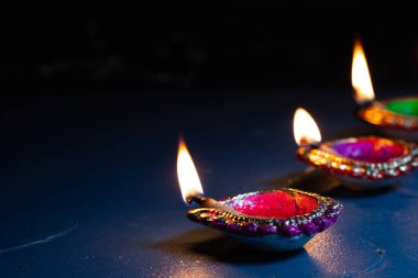 Mutlu Diwali 'de yanan seramik gaz lambası diya, Shubh Diwali anlamı güzel koyu mavi arkaplan, kopyalama alanı