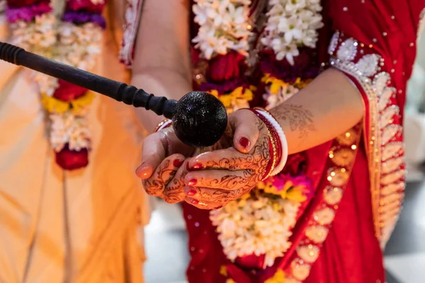 Matrimonio tradizionale indiano. autentico rituale di matrimonio vedico chiamato vivaha Yajna. Red Sari, mani di donne con mehendi primo piano. ghirlande di fiori. Rituale del fuoco sacro. coppia multinazionale — Foto Stock