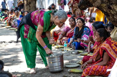 Shantipur, Batı Bengal, Hindistan - 7 Mart 2020. Hint halkı Santipur Festivali sırasında geleneksel Hint yemeği khichdi prasadam yiyor. Hindistan 'da bedava yiyecek dağıtımı