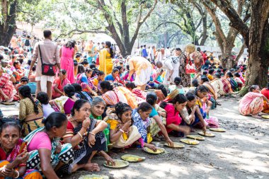Shantipur, Batı Bengal, Hindistan - 7 Mart 2020. Hint halkı Santipur Festivali sırasında geleneksel Hint yemeği khichdi prasadam yiyor. Hindistan 'da bedava yiyecek dağıtımı