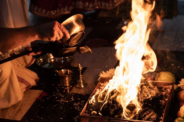 インドの伝統的なポヤ。ヤギャと呼ばれる獣火の儀式。ビバ・ヤギャのインドの結婚式。インドのヤナの儀式のためのアイテム。伝統的なベジックの犠牲の場所｜yagyashala — ストック写真