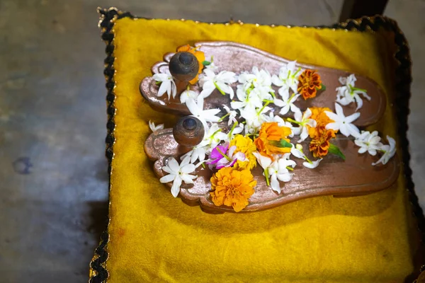 Guru Purnima to nepalski i indyjski festiwal poświęcony nauczycielom duchowym i akademickim. autentyczne indiańskie drewniane buty noszone przez guru i sadhu — Zdjęcie stockowe