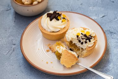 Ev yapımı kurabiye turtaları ya da çikolata parçacıklarıyla süslenmiş kremalı ve portakal reçelli kekler. Doğal tatlı konsepti. Sıcak çay partisi.