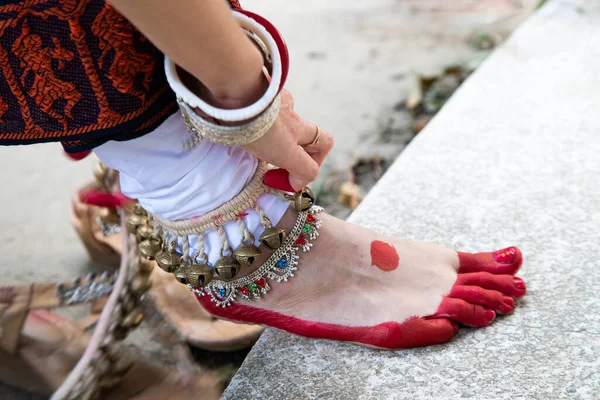 Danza forma pies clásicos indios con ghungru. Kathak Girl atando ghungaroo. Cierra, copia el espacio. cultura y tradiciones indias clásicas — Foto de Stock