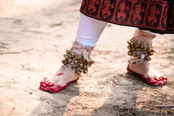 Танець утворює класичні ноги індіанця з ґунґру. закрийся, копіюй простір. Класична індійська культура і традиції — стокове фото