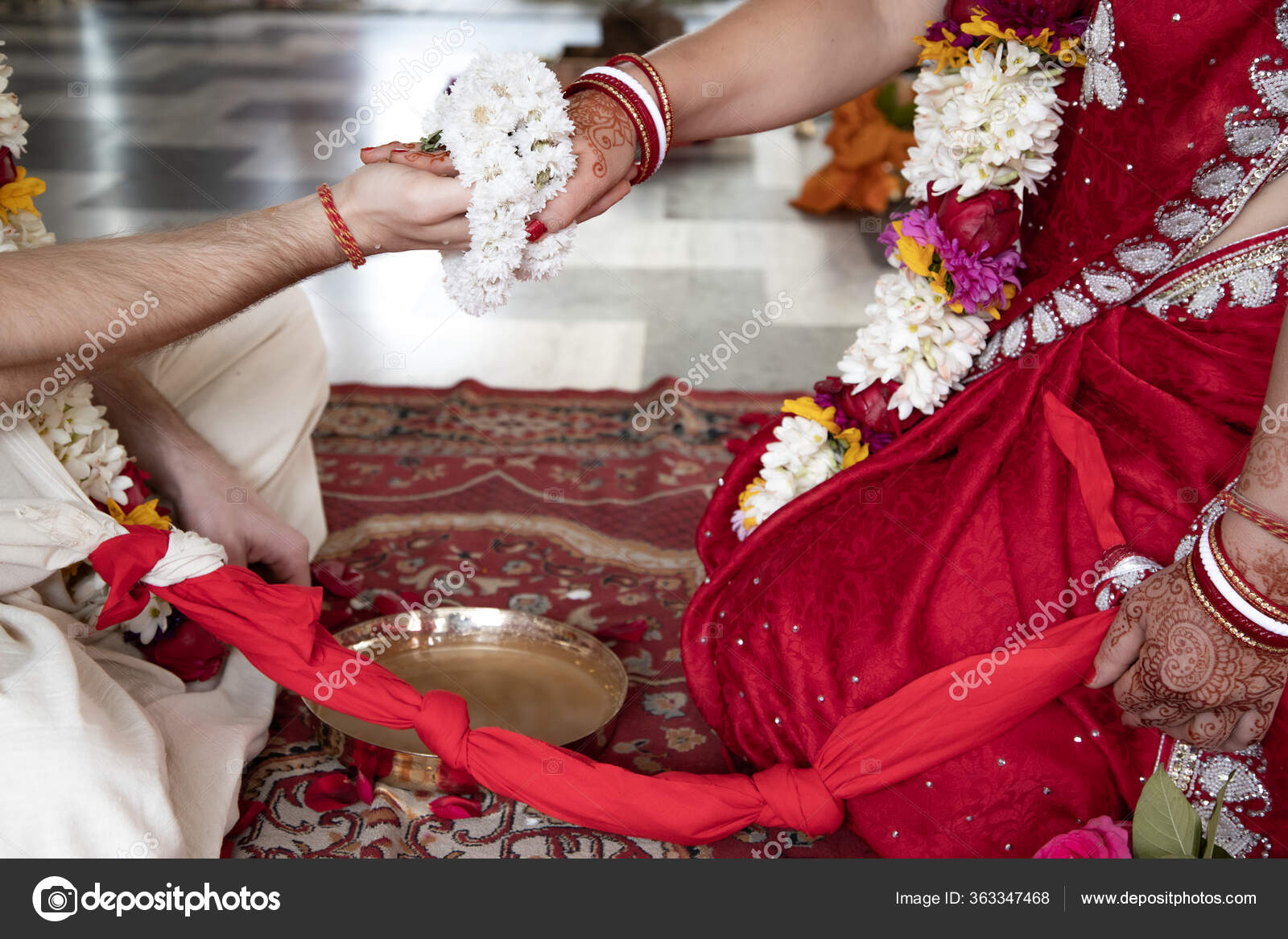 Mariée Marié Tiennent Les Mains Liées Avec Une Guirlande Fleurs — Photo de  stock par ©anasta.see.you.yandex.com - 363347468, image size:1600x1167