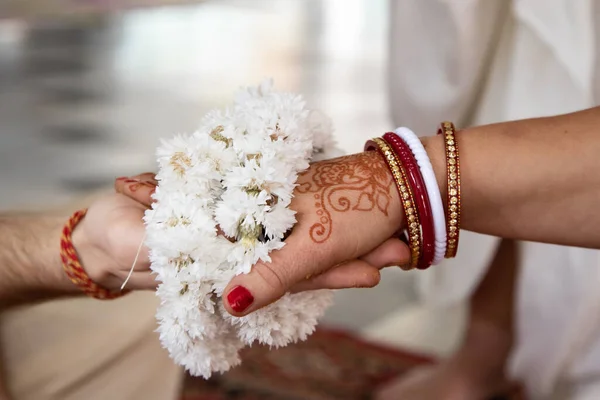 Gli Sposi Tengono Mano Legati Con Una Ghirlanda Fiori Bianchi — Foto Stock