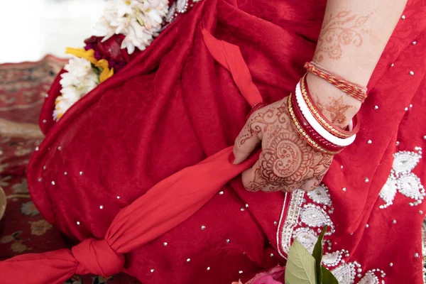 Panna Młoda Czerwonym Sari Piękna Tradycyjna Indyjska Ceremonia Ślubna Dłoń — Zdjęcie stockowe