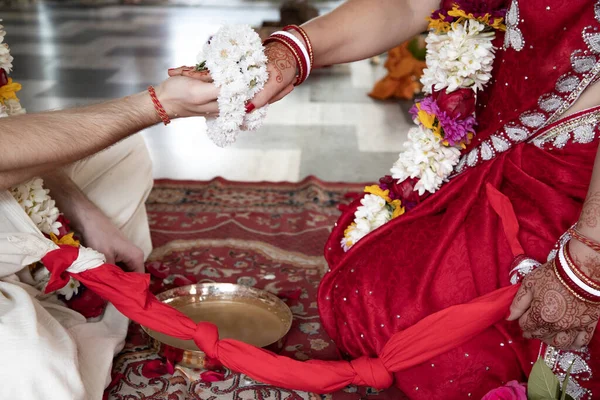 花嫁と新郎は白い花のガーランドと結ばれた手を握っています 美しい伝統的なインドの結婚式 ヒンズー教の結婚式 インディアンとの婚約 ビディック ヤギャの儀式 インド人 Yajna — ストック写真