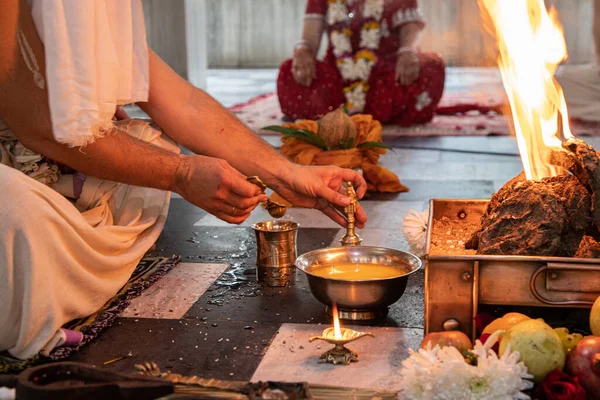 ブラフマンは ヒンズー教のヴェディック ヤギャ儀式を行います インドの伝統的なポヤ ヤギャと呼ばれる獣火の儀式 ヤギャのインドの結婚式 インドYajna儀式のためのアイテム — ストック写真