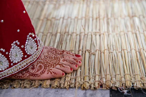 Νύφη Κόκκινο Σάρι Όμορφη Παραδοσιακή Ινδική Γαμήλια Τελετή Πόδι Της — Φωτογραφία Αρχείου