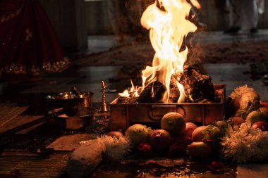 Hint Hindu Geleneksel Pooja. Yagya adında bir tören. Yagya 'nın Hint düğünü. Hint Yajna ayini için eşyalar. Yagyashala adı verilen geleneksel Vedic kurbanlarının yeri.