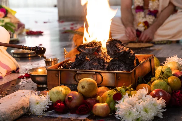 インドの伝統的なポヤ ヤギャと呼ばれる獣火の儀式 ヤギャのインドの結婚式 インドのヤナの儀式のためのアイテム ヤガシャラという伝統的なベジックの犠牲の場所は — ストック写真