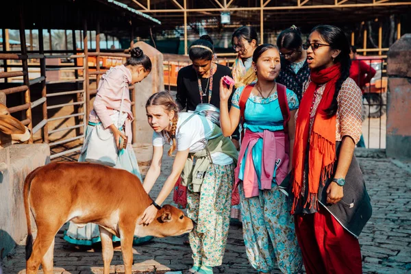 Mayapur West Bengal India February Πολυεθνική Ομάδα Εφήβων Κοριτσιών Μια — Φωτογραφία Αρχείου