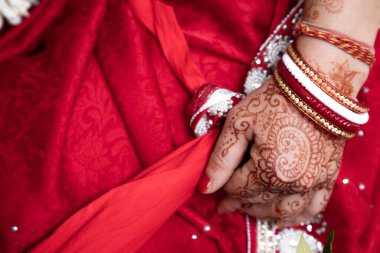 Kırmızı elbiseli gelin. Güzel geleneksel Hint düğün töreni. Gelin eli mehendi ve bileziklerle süslenmiş. Hindu düğünü. Kızılderili nişanı. Hindu Vedic Yagya töreni. Yajna çok yaşa!