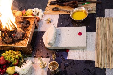 Hint Yajna ayini için eşyalar. Otantik Vedic yangın seremonisi. Adı Pooja. Birçok dini ve kültürel bayram ve Hint geleneğindeki etkinlikler için bir ayin. Hindu düğünü Yagya.