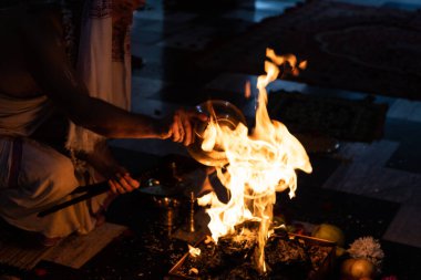 Hint Yajna ayini için eşyalar. Otantik Vedic yangın seremonisi. Adı Pooja. Birçok dini ve kültürel bayram ve Hint geleneğindeki etkinlikler için bir ayin. Hindu düğünü Yagya.
