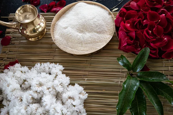 Artículos Para Ritual Indio Yajna Guirnalda Flores Blancas Pétalos Rosa — Foto de Stock