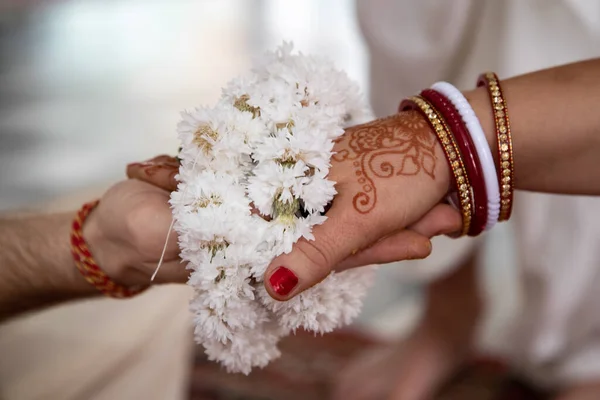 Gli Sposi Tengono Mano Legati Con Una Ghirlanda Fiori Bianchi — Foto Stock