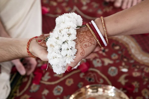 Νύφη Και Γαμπρός Κρατούν Χέρια Δεμένα Μια Γιρλάντα Από Λευκά — Φωτογραφία Αρχείου