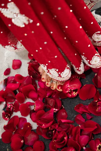 Sposa Una Sari Rossa Bella Cerimonia Nozze Tradizionale Indiana Mano — Foto Stock