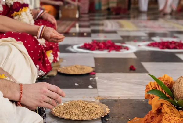 インドのヤナの儀式のためのアイテム 本物のヴェジッドの火の儀式はポヤと呼ばれるインドの伝統の多くの宗教的 文化的な休日やイベントのための儀式 ヒンズー教の結婚式 Vivah Yagya — ストック写真