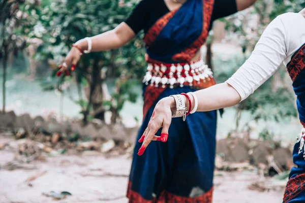 踊りはインドの古典的な手の形で ムドラと呼ばれる特別なシンボルを示すブレスレットです 閉じろコピースペース インドの古典文化と伝統 Odissiダンサー — ストック写真