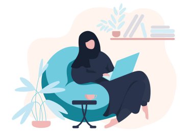 Kanepede dizüstü bilgisayarlı tesettürlü Arap kız. Kadın hakları savunucusu. Çalışmanın, eğitimin, eğitimin, evden çalışmanın, sağlıklı bir yaşam tarzının gösterimi. Düz stil. Koronavirüs, kendini izole etme.