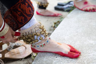 Hint klasik ayaklarıyla ghungru dansı. Yakın çekim, kopyalama alanı. Klasik Hint kültürü ve gelenekleri. Odissi dansçısı