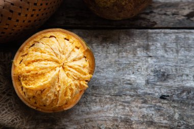 Egzotik Hint Bel meyvesi ya da ahşap elma. Bel meyve dilimleri ahşap kırsal arka planda. Doğal detoks. Bağışıklık için vitaminler. Üst Manzara. Boşluğu kopyala