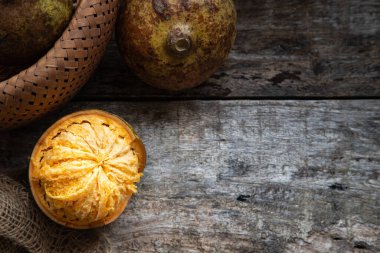 Egzotik Hint Bel meyvesi ya da ahşap elma. Bel meyve dilimleri ahşap kırsal arka planda. Doğal detoks. Bağışıklık için vitaminler. Üst Manzara. Boşluğu kopyala