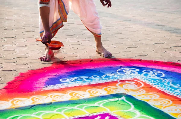 Mãos Homem Fazendo Rangoli Mandala Indiana Turismo Indiano Cultura Tradicional — Fotografia de Stock