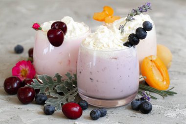 Kirazlı, yabanmersinli, kayısılı ve hafif arkaplanlı. İyi olmak ve kilo vermek konsepti bozar. Taze dutlu milkshake. Sağlıklı kahvaltı. Malzemeli meyve püresi